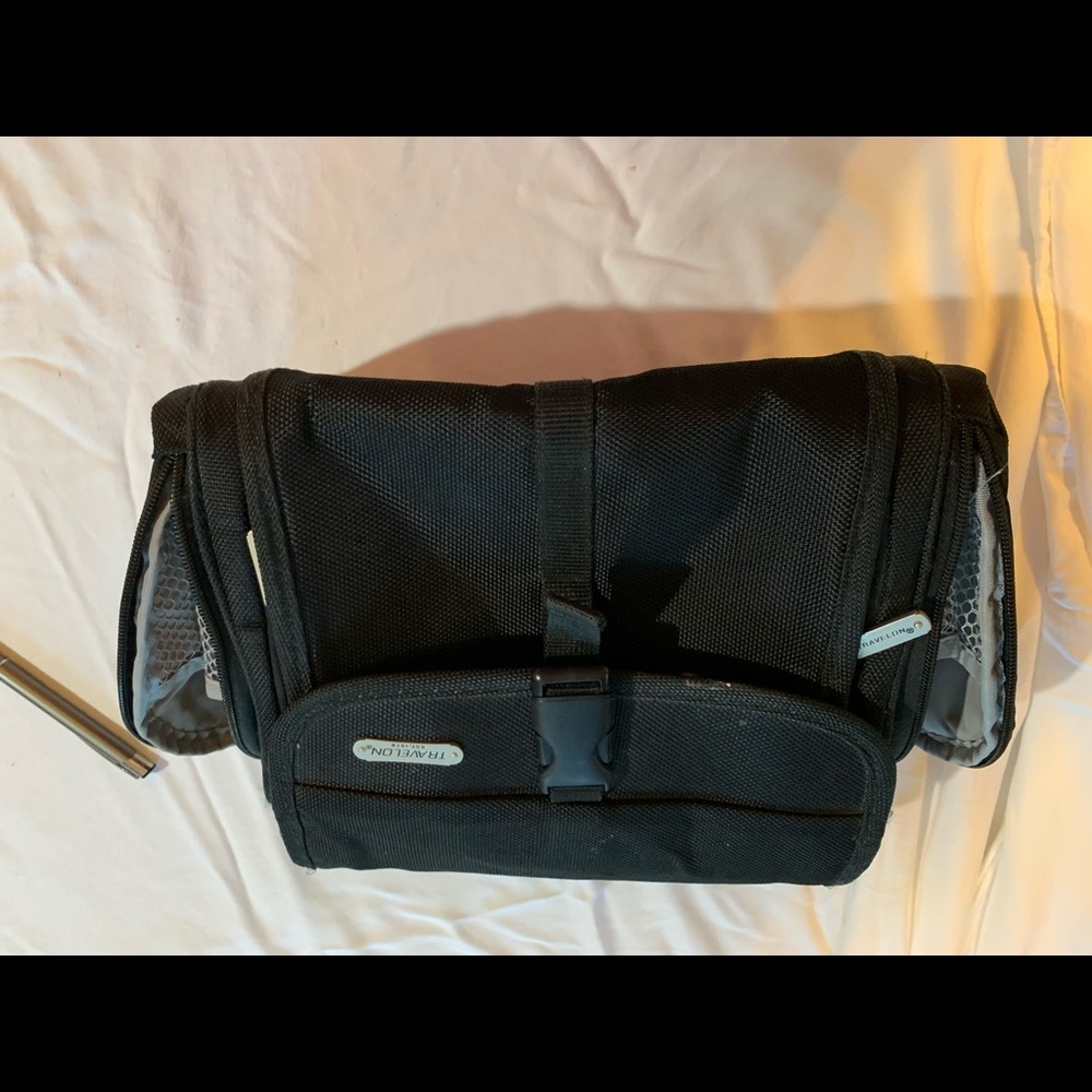 Travelon Men’s travel toiletries bag.